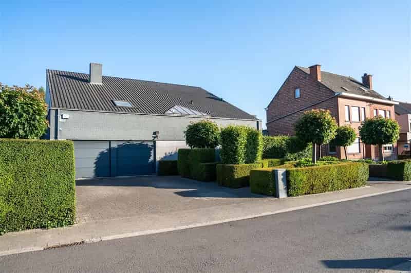Vrijstaande villa met dubbele garage en tuin.