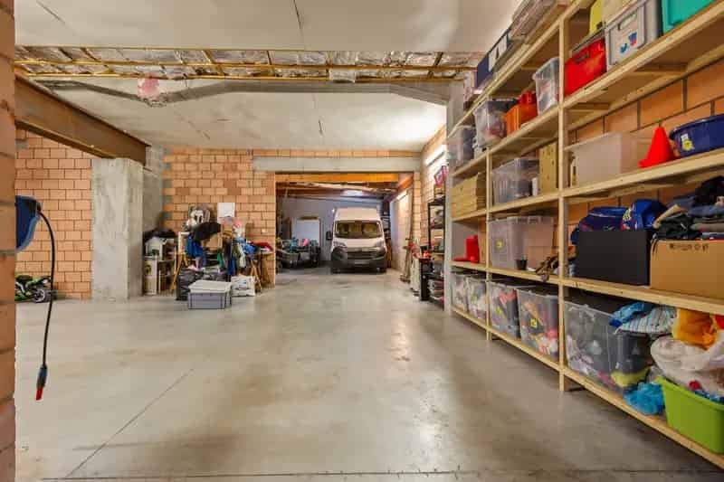 Opbrengsteigendom (569m²) met 3 appartementen en ruim magazijn!