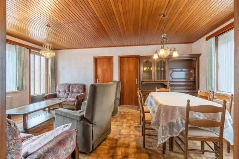 Te renoveren woning op ruim perceel in Lummen