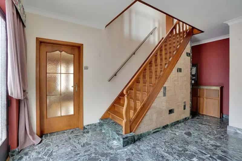 Halfopen bebouwing met 3 slaapkamers en handelspand