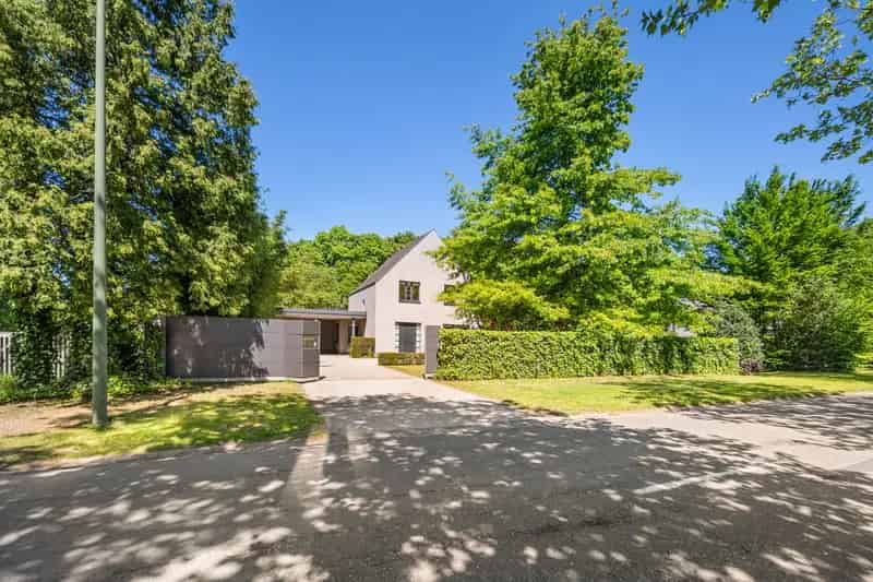 Huis te koop Hasselt: Luxe villa met zwemvijver en boszicht