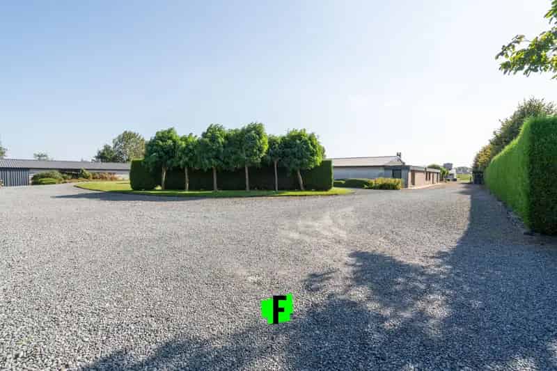 Gerenoveerde hoeve op een ruim perceel met 5 loodsen te Wichelen
