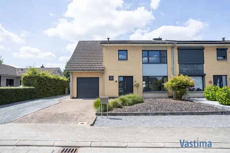 Halfopen gezinswoning met 3-4 slaapkamers en extra garage