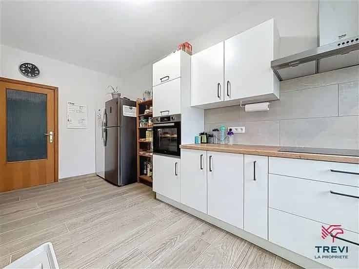 Gerenoveerde Familiewoning te Couillet met 3 slaapkamers en garages
