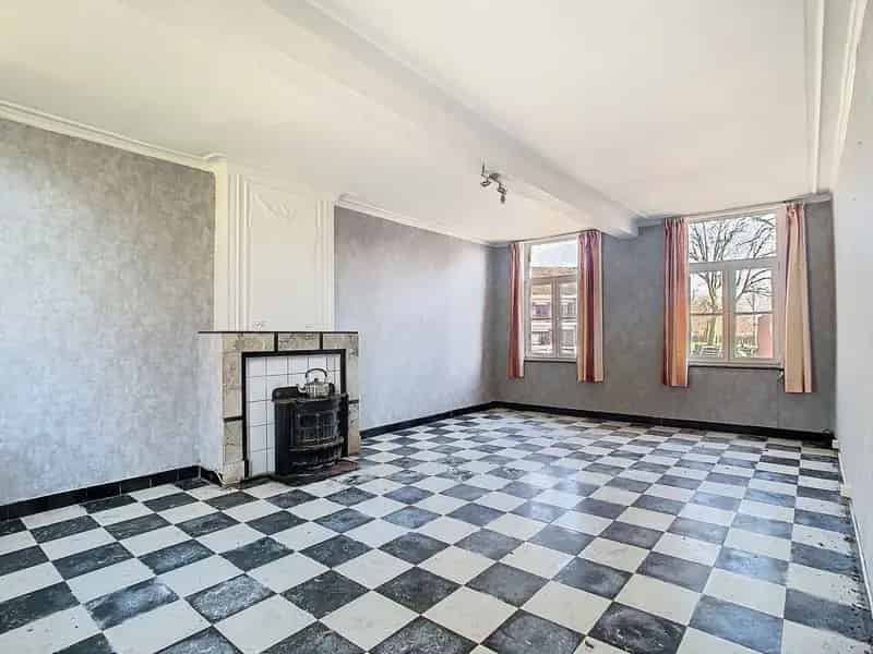 Unieke, Volledig Te Renoveren woning met 5 SLPK én tuin!