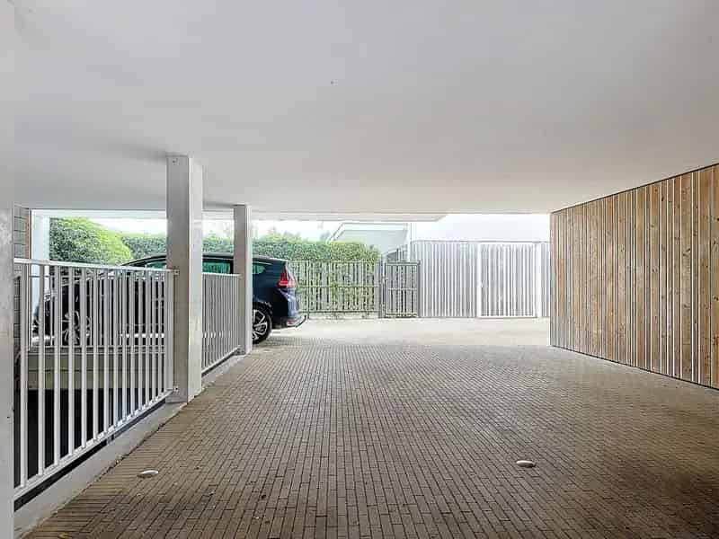 Twee centraal gelegen buitenparkeerplaatsen