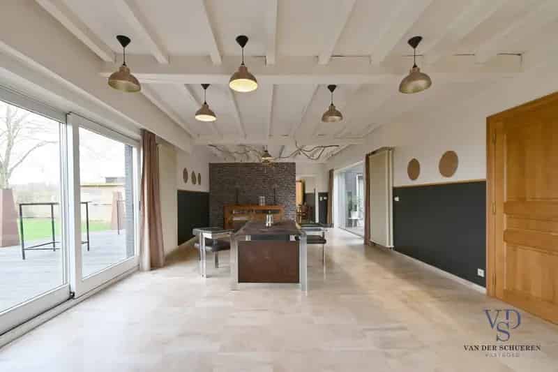 Ruime bungalow met bijgebouwen in Meilegem.