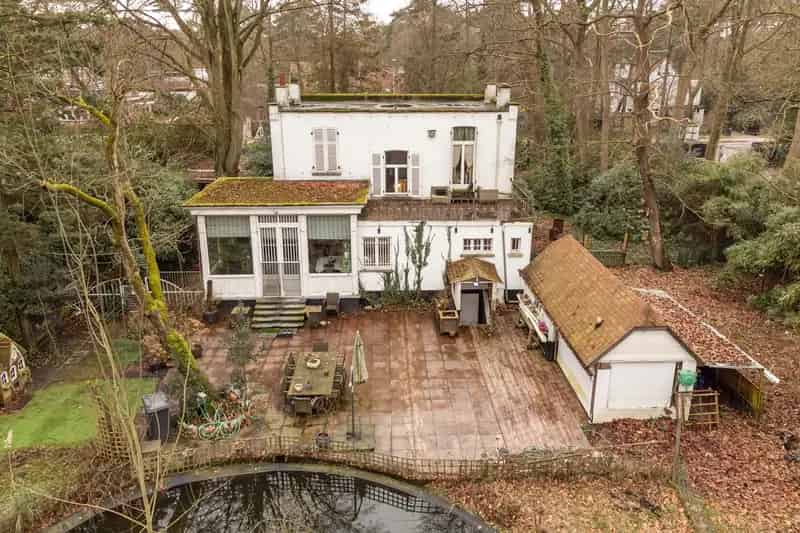 Mooi renovatieproject op terrein van 8204 m2 in Koningshof