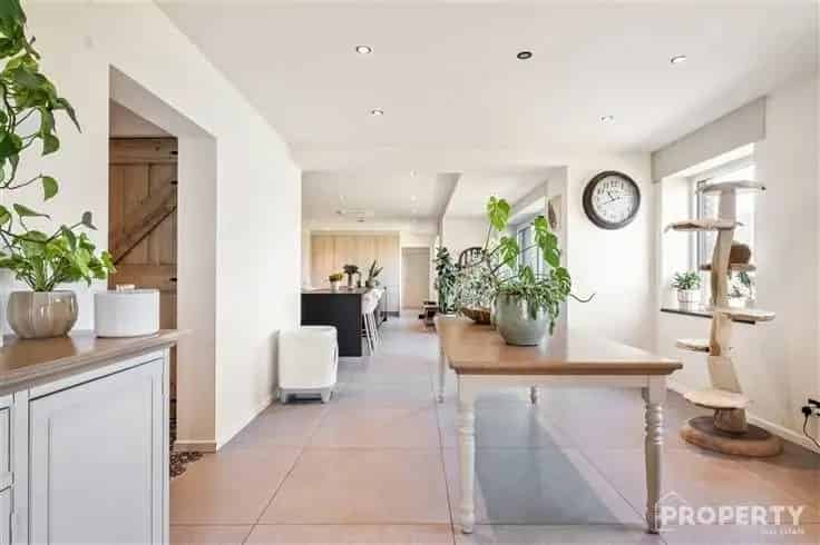Huis Te Koop Ruime woning met loods 600m2 5 slaapkamers