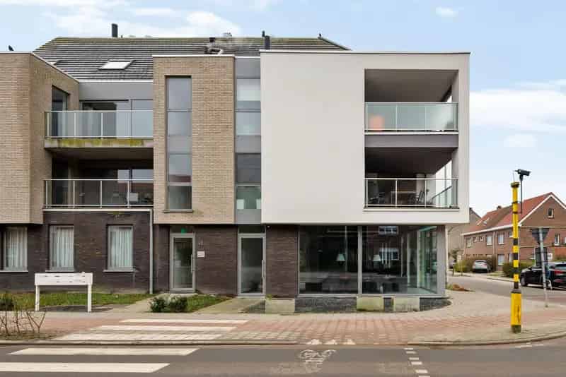 Mooie, ruime commerciële ruimte/kantoor op zichtlocatie