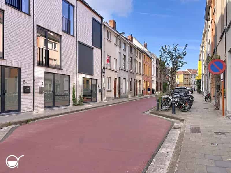 Op te frissen woning met grote tuin nabij Stropkaai