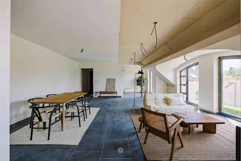 Zeer ruim af te werken appartement met autostaanplaats