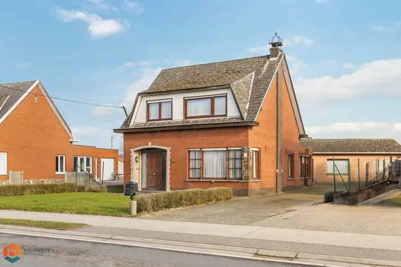 Woning met 3 slpkrs, 2 garages en 2 praktische bijgebouwen