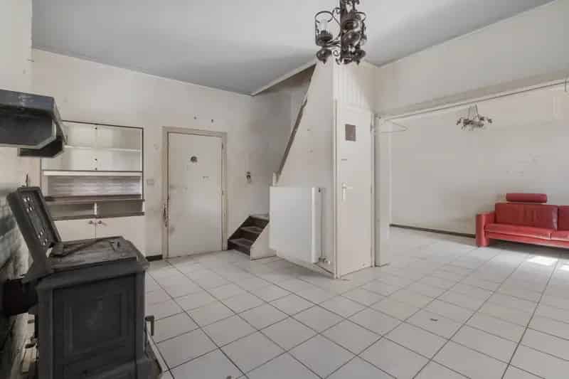 Ben je op zoek naar een renovatieproject of een investering? Zoek niet verder! Deze woning gelegen in de Rodtstraat 21 kan voor jou een kans zijn. 

Indeling gelijkvloers: 
- Woonkamer
- Keuken
- Badkamer met ligbad en toilet
- 1 slaapkamer
- Berging

Ind