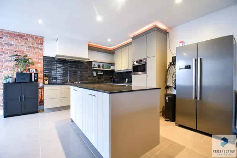 RUIME LICHTRIJKE WONING met 4 SLPK,  GROTE DUBBELE GARAGE en ZONNEPANELEN