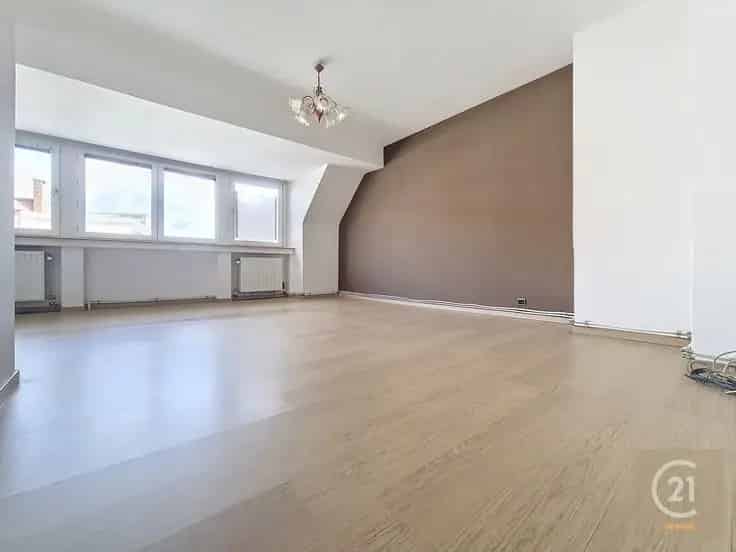 Appartement Te Koop Laken 1 Slaapkamer Zolder Nabij Winkels