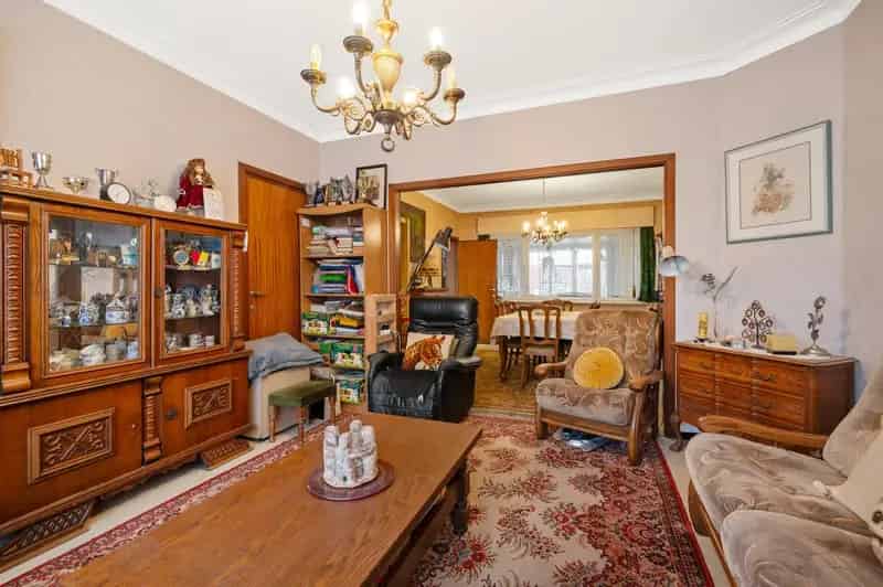 Te renoveren woning met magazijn en veel potentieel op toplocatie in Lint