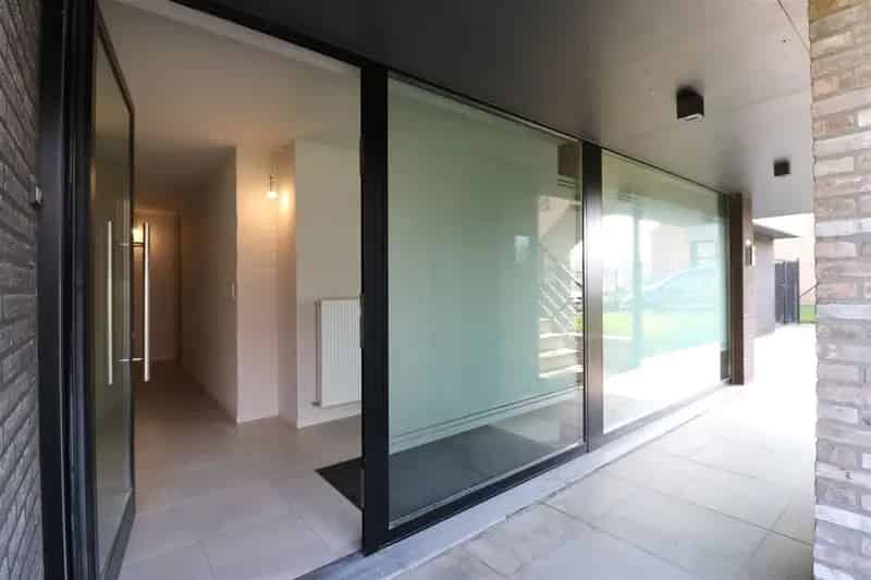 Recent gebouwde handelszaak in hartje Tielt