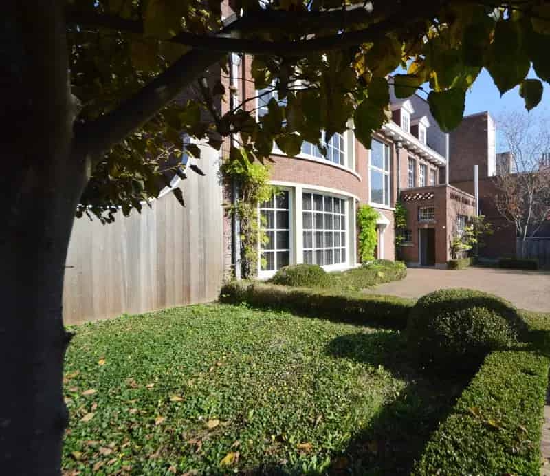 IMPOSANT KANTOORGEBOUW MET PARKING AAN DE RAND VAN DE STAD