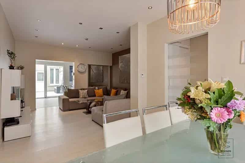 Ruime woning met 5 slpk's en een bew opp van 155 m² op zeer centrale ligging te Merksem