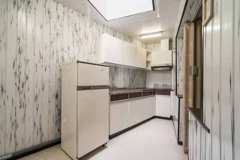 Ben je op zoek naar een renovatieproject nabij centrum Zottegem? Zoek niet verder! Deze woning in de Sint-Annastraat 1 heeft wat jij zoekt.

Indeling gelijkvloers: 
- Inkomhal
- Inpandige garage
- Woonkamer
- Keuken
- Buitentoilet

Indeling eerste verdiep