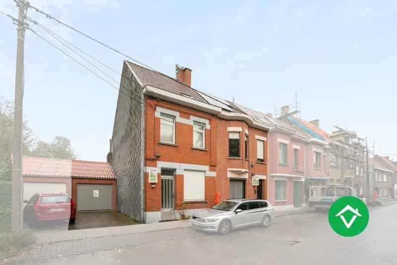 Ruime woning met 2 slaapkamers, garage en tuin nabij het stadspark te Roeselare