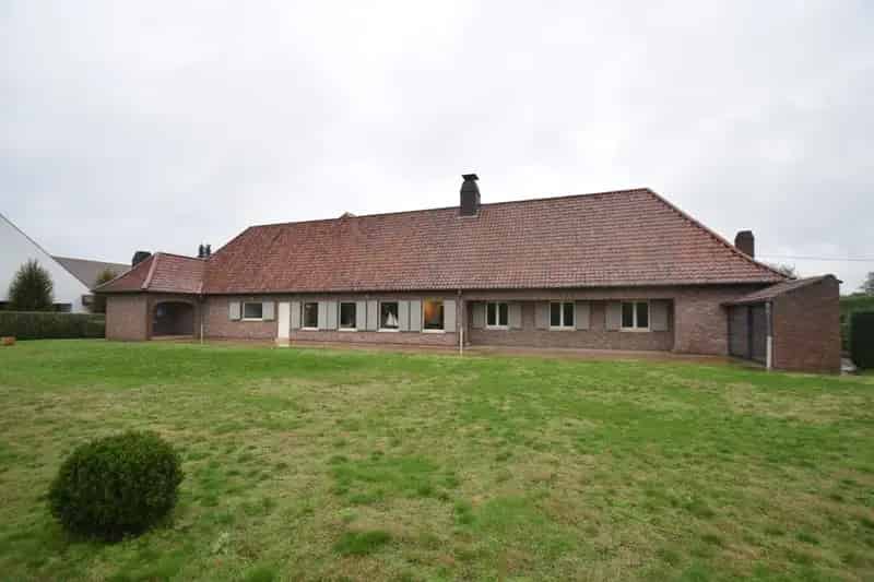 Ruime, stijlvolle villa op 21 are, vlot bereikbaar E17 (Kortrijk - Gent)