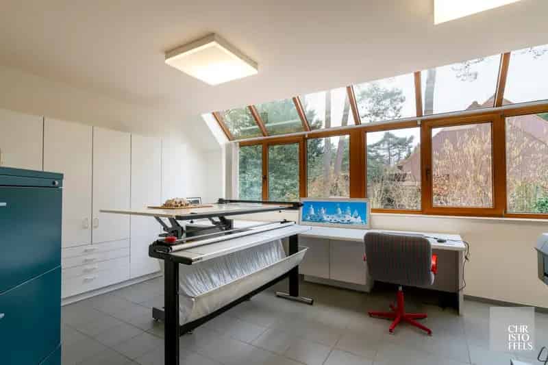 Villa van 496 m² met kantoren op een uniek perceel van 2.400 m²!