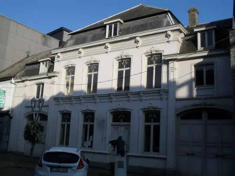 Klassieke statige herenwoning met inrijpoort te koop