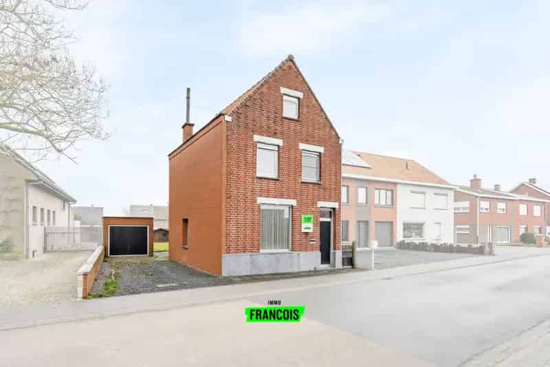 Op te frissen alleenstaande woning met 3 slaapkamers in Staden te koop