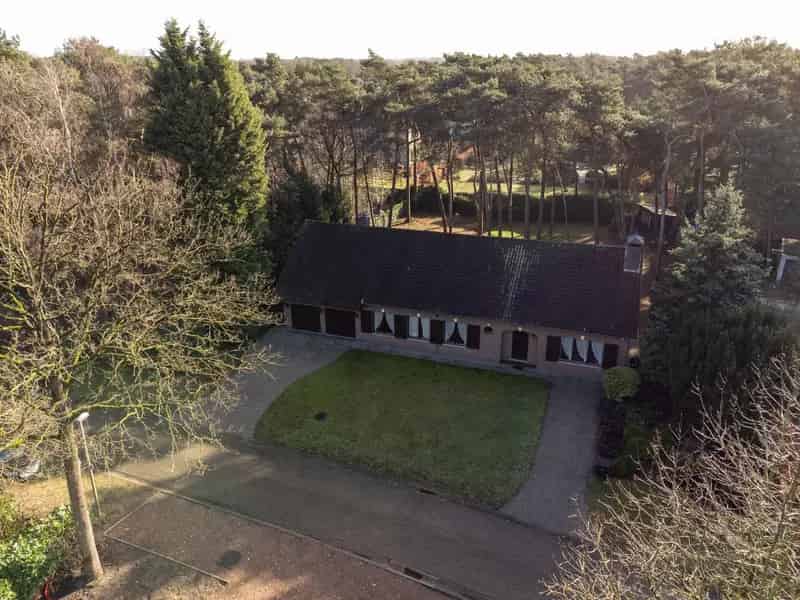 Laagbouwvilla met 3 slaapkamers op perceel grond van 1.831m². Zuidoost georiënteerd.