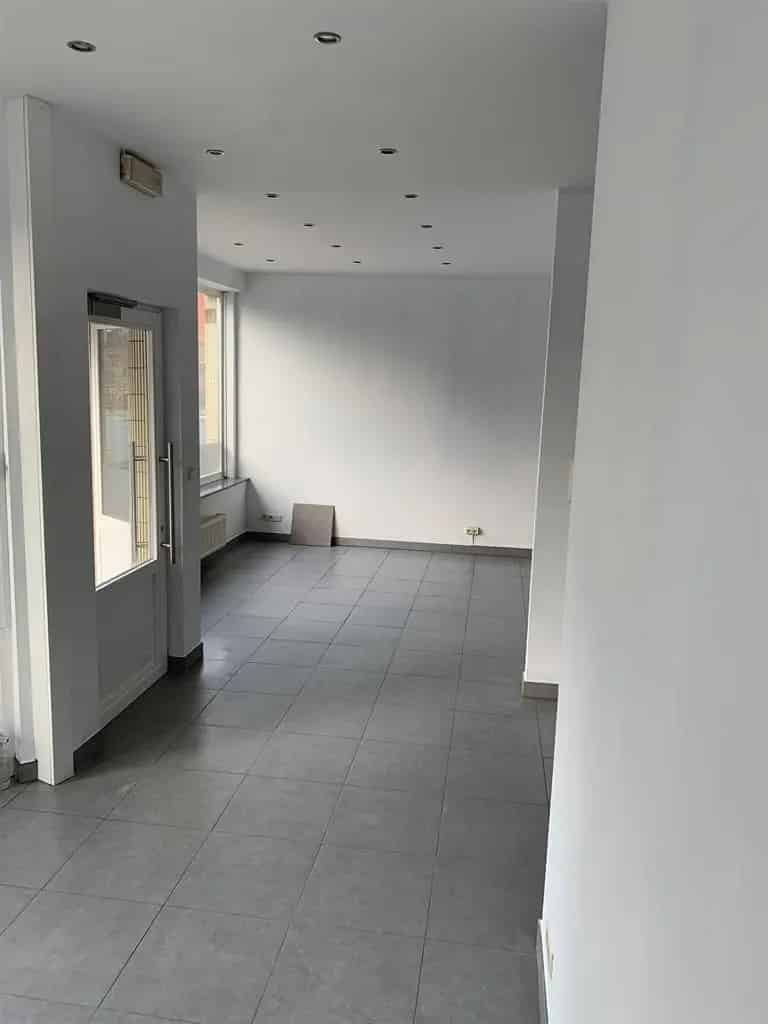 Commercieel gelijkvloers van +/- 71m² te Ternat!