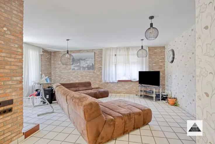 Ruime Praktijk Woning te Koop in Leut 6 slaapkamers