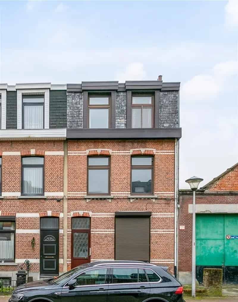 Te renoveren opbrengsteigendom met 3 vergund geachte appartementen