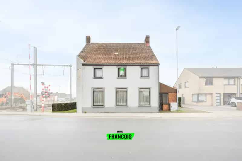 Te renoveren alleenstaande woning  met 4 slaapkamer op 931m, te Zedelgem