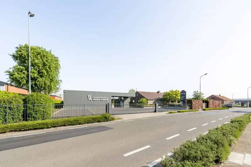 Commercieel Vastgoed met Villa Winkel en Loods te Koop