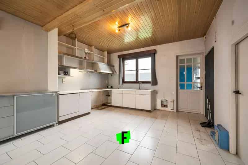 Renovatieproject met tal van mogelijkheden in het centrum van Hooglede te koop
