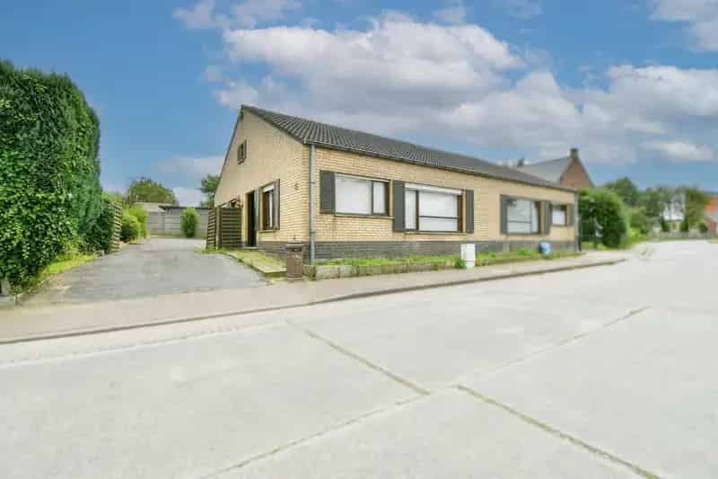 Halfopen bebouwing met renovatiepotentieel!