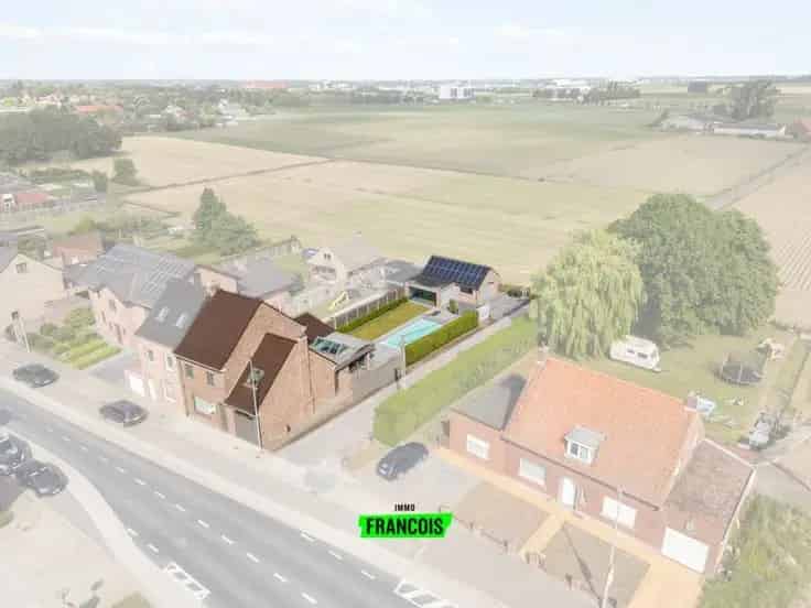 Huis Te Koop: Ruime woning met zwembad en opslagplaats