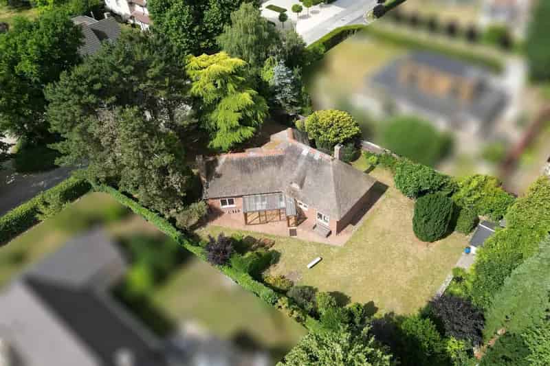 Geheel te renoveren / te slopen woning in residentiële wijk
