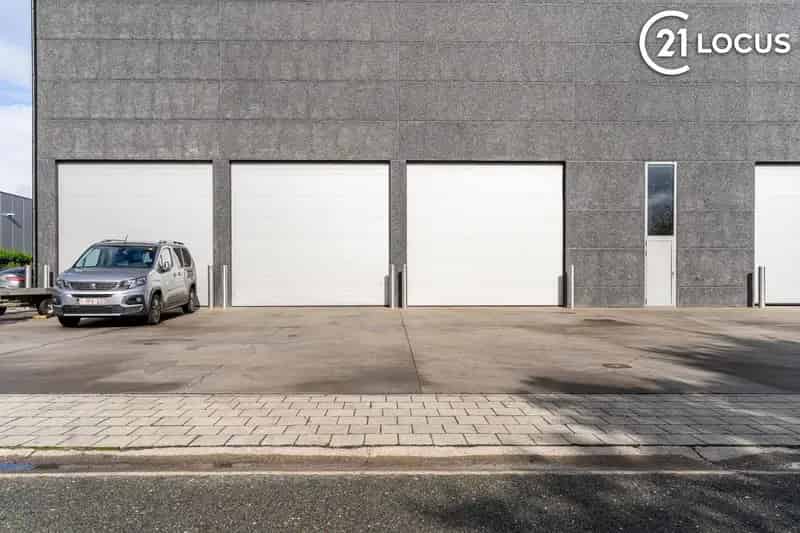 Ruim Magazijn/opslagplaats (850 m²) te Huur in Beveren