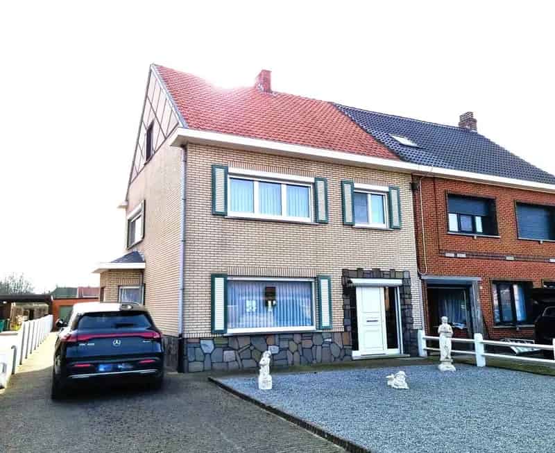 Instapklare woning, 4 slaapkamers, dubbele garage en grote achterliggende tuin