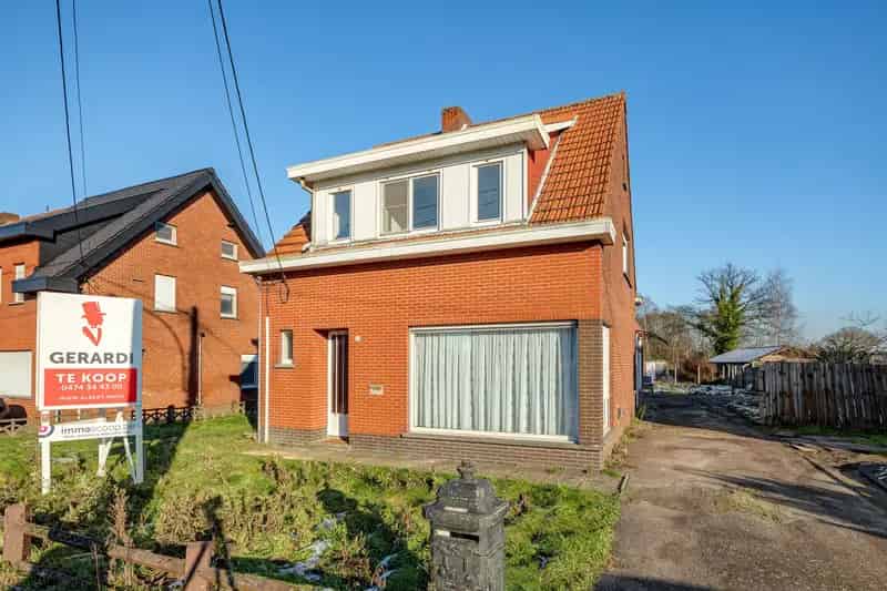 IN OPTIE.

Welkom bij deze grotendeels gerenoveerde (2022) gezinswoning met nog kleine werken, gelegen op een royaal perceel van 1.470 m² in een rustige en groene omgeving. Met een woonoppervlakte van 193 m², 4 ruime slaapkamers en 1 moderne badkamer is d