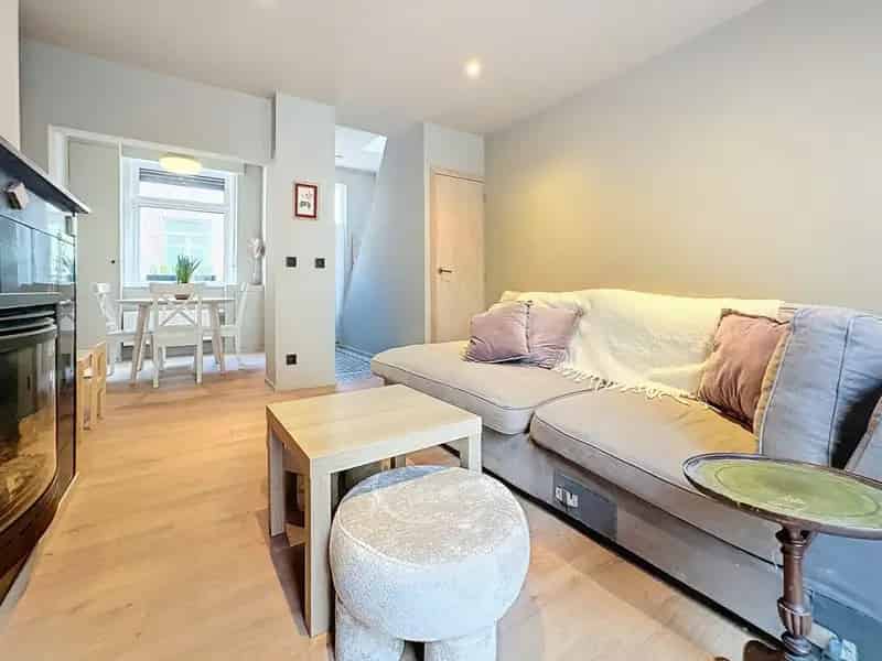 Volledig gerenoveerde woning met 2 grote slaapkamers en mooie tuin