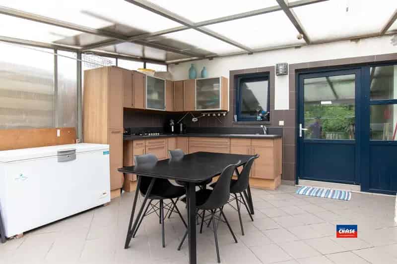 Gerenoveerde rijwoning met 4/5 slaapkamers en grote tuin