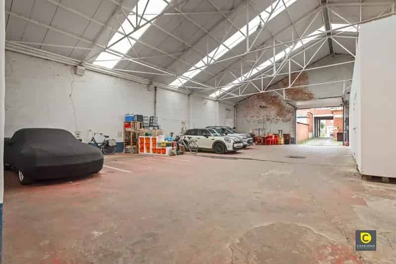 Huis te huur met magazijn en showroom 450m²
