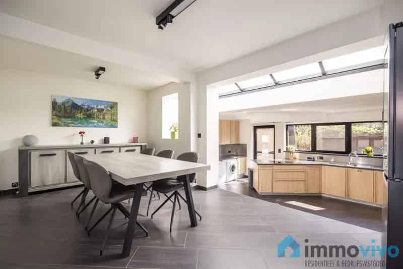 Instapklare gezinswoning met 4 slaapkamers, 2 badkamers, garage en zuidgerichte tuin op een toplocatie