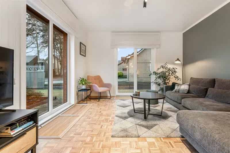 RUIME GELIJKVLOERSE WONING MET ZONNEPANELEN OP MOOI PERCEEL VAN 12 ARE