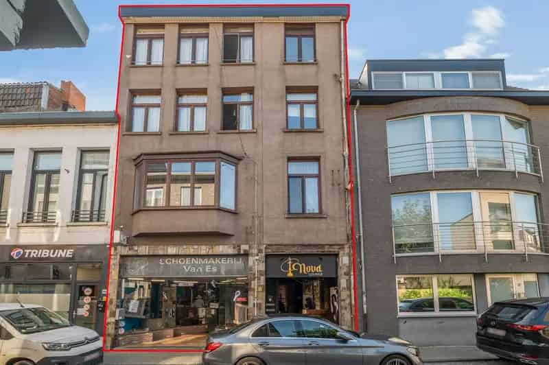 opbrengsteigendom met 2 handelspanden en 3 appartementen in centrum Lier