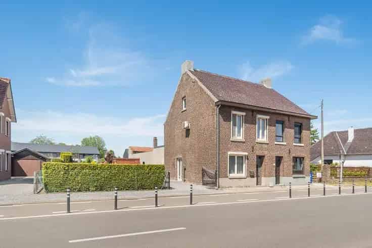 Te renoveren woning met bouwgrond in Bree